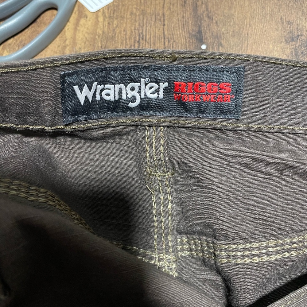 Wrangler Dark Brown Cargo Shorts, Sz 44, NWT - Picture 3 of 5